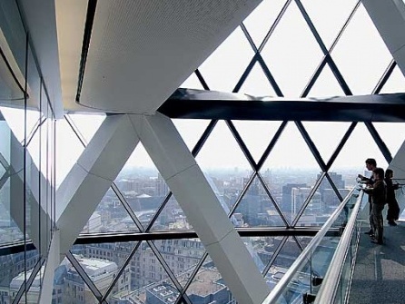 Edifício da Swiss Re, em Londres: fachadas duplas e grandes átrios permitem a redução do consumo energético em cerca de 50%