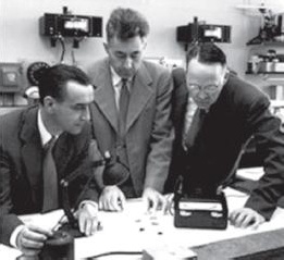Gerald Pearson, Daryl Chapin, Calvin Fuller e a sua primeira célula solar, desenvolvida nos laboratórios da Bell Telephone C. em 1954.