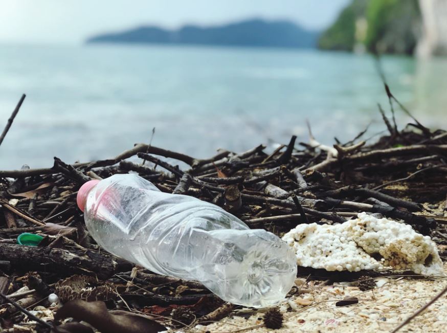 garrafa plástica na praia