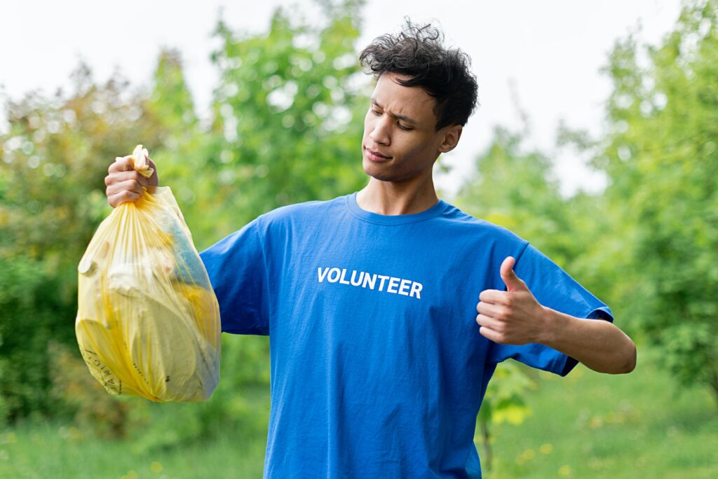 Exemplo de trabalho voluntário que gera maior consciência ambiental, através do recolhimento de resíduo jogado na floresta e nas praias.