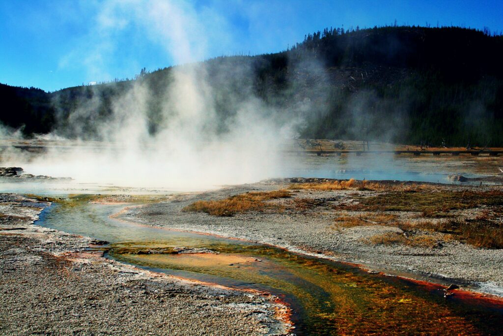 Vapor quente saindo de águas termais naturais.