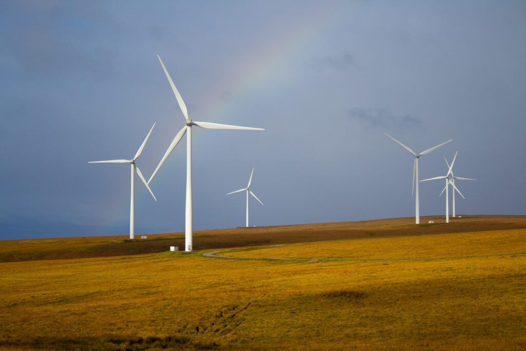 Torres de energia eólica em funcionamento.